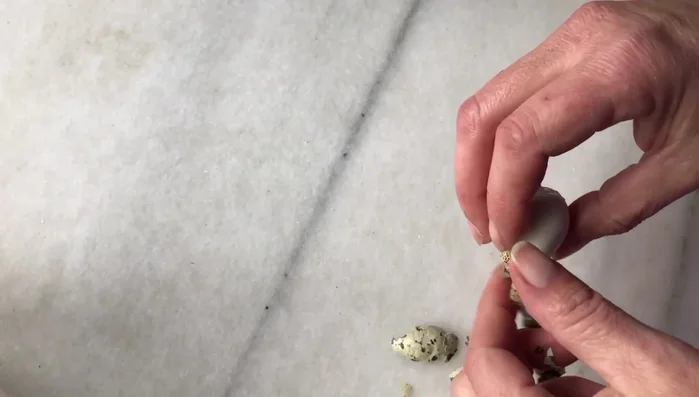 Enjuagar bien los huevos pelados para eliminar restos de cáscara y abrirlos por la mitad.