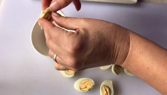 Retirar las yemas. Reservar las más grandes para decorar. Machacar las yemas restantes con un tenedor.