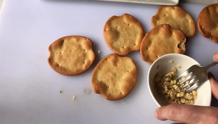 Añadir un chorrito de mayonesa a las yemas machacadas y mezclar bien.