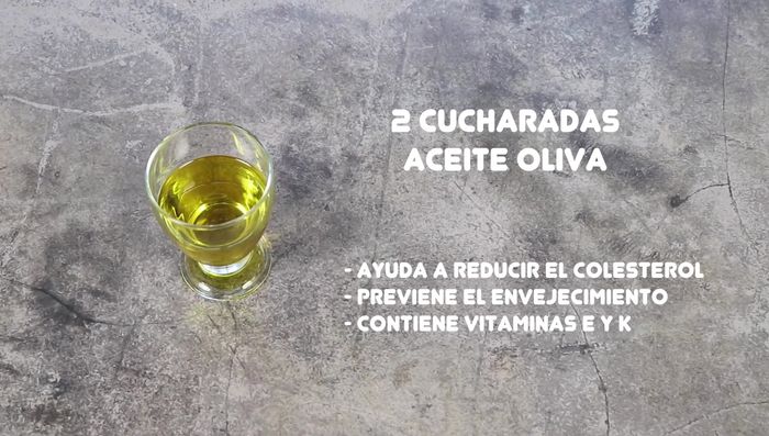 Saltear las verduras: En la cazuela, con aceite de oliva en frío, añadir la cebolla, calabacín (pelado o medio pelado y cortado en cuadraditos), zanahoria (cortada en cuadraditos pequeños) y ajo picado. Saltear hasta que la cebolla empiece a dorarse.