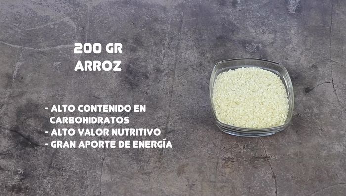 Incorporar el arroz: Añadir los 200 gr de arroz a la cazuela y remover para que se integre con las verduras.