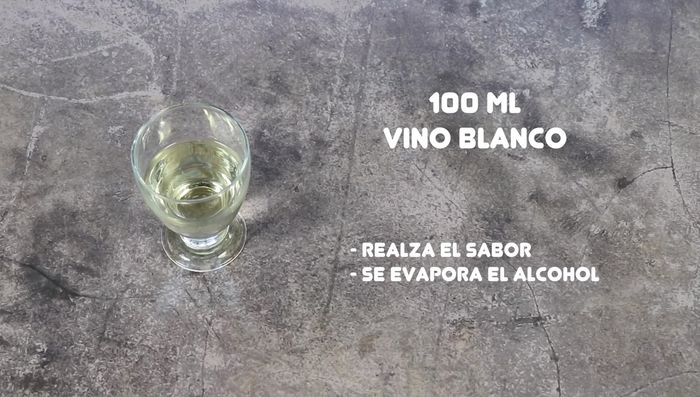 Agregar el vino blanco: Incorporar 100 ml de vino blanco y dejar que se evapore.