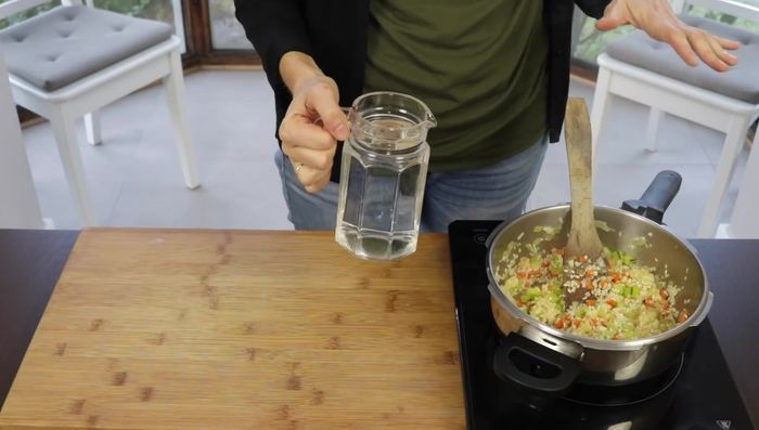 Agregar el líquido: Añadir 600 ml de agua o caldo (reservando un poco por si fuera necesario). Agregar sal.