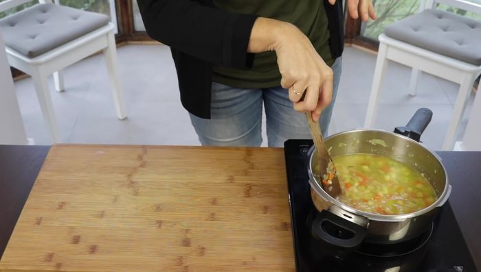 Cocción y removido constante: Remover continuamente el arroz durante 16-18 minutos aproximadamente, hasta que esté cremoso. Añadir más agua si es necesario.