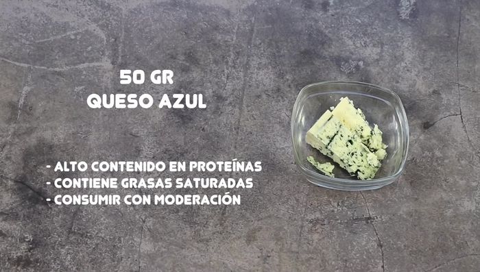 Incorporar el queso azul: Añadir los 50 gr de queso azul desmenuzado durante los últimos 3 minutos de cocción, removiendo constantemente hasta que se derrita y se integre.