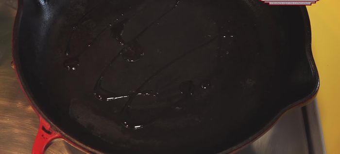 Preparar el puré de manzana: Pelar y cortar las manzanas. Cocinar a fuego lento con aceite de oliva, azúcar rubia, vinagre balsámico y pimienta negra durante 15 minutos hasta que estén blandas. Luego, hacer puré.