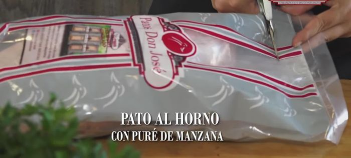 Sacar el pato del empaque y descongelarlo a temperatura ambiente.
