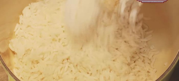 Preparar el arroz persa: En una olla apagada, mezclar arroz cocido del día anterior, perejil o cilantro picado, frutos secos picados, maíz, aceite de oliva o de sésamo y un chorrito de agua. Tapar y cocinar a fuego lento durante 3-5 minutos.
