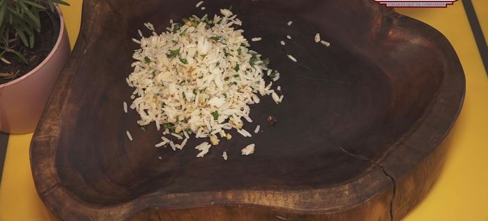 Servir el pato con el puré de manzana y el arroz persa.
