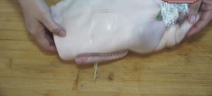 Sazonar ligeramente la piel del pato con un chorrito de aceite y sal para evitar que se pegue.
