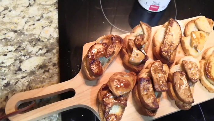 Preparar una crema de cebolla caramelizada y manzana asada triturada.