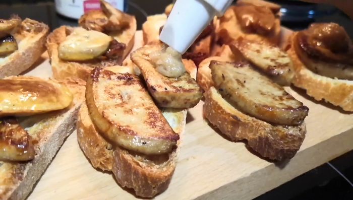 Añadir una pequeña cantidad de la crema de cebolla y manzana sobre el foie para darle un toque dulce y cremoso.