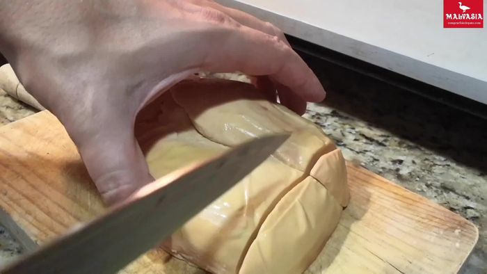 Cortar el foie fresco en escalopes de 1,5 cm de grosor aproximadamente y a la mitad, al tamaño de las rebanadas de pan.