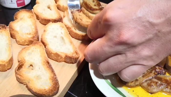 Colocar el foie sobre las rebanadas de pan tostado.