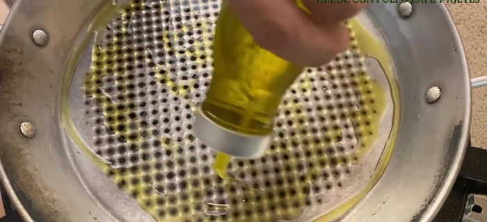 En una paella o sartén amplia, añadir aceite de oliva y calentar a fuego lento (106.89).
