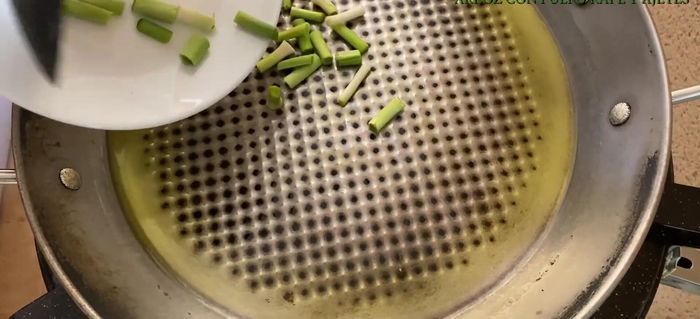 Sofreír los ajetes cortados finamente hasta que estén tiernos (127.34).
