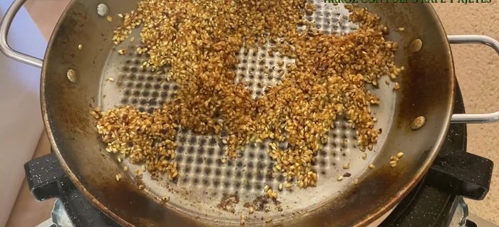 Verter el fumet de pescado caliente y remover (297.03).