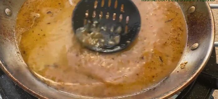 Dejar cocer hasta que el arroz esté hecho, removiendo de vez en cuando (344.32).