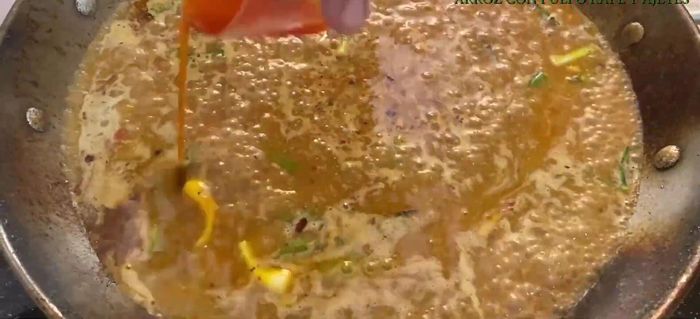 Disolver una pizca de azafrán en un poco de agua y añadir al arroz (399.49).