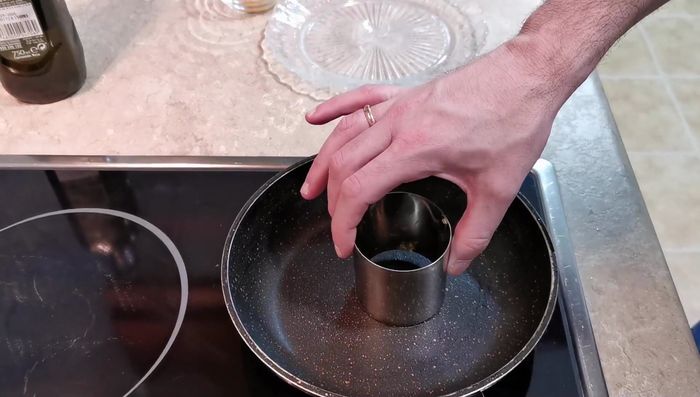 Mientras se hornean los espárragos, freír los huevos de codorniz en una sartén con un poco de aceite, usando moldes pequeños para que mantengan su forma.