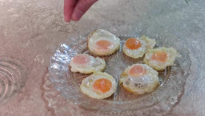 Salpimentar ligeramente los espárragos (tener en cuenta que el jamón ya es salado).