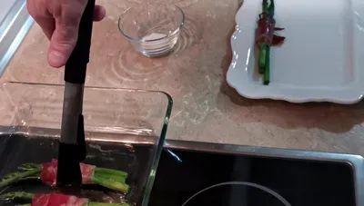 Espárragos Trigueros al Horno con Jamón y Huevo de Codorniz