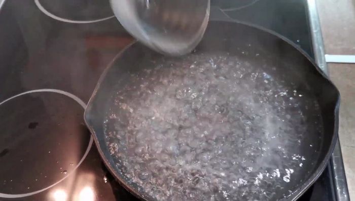 Poner a hervir agua con sal. Escaldar los espárragos durante 2 minutos.