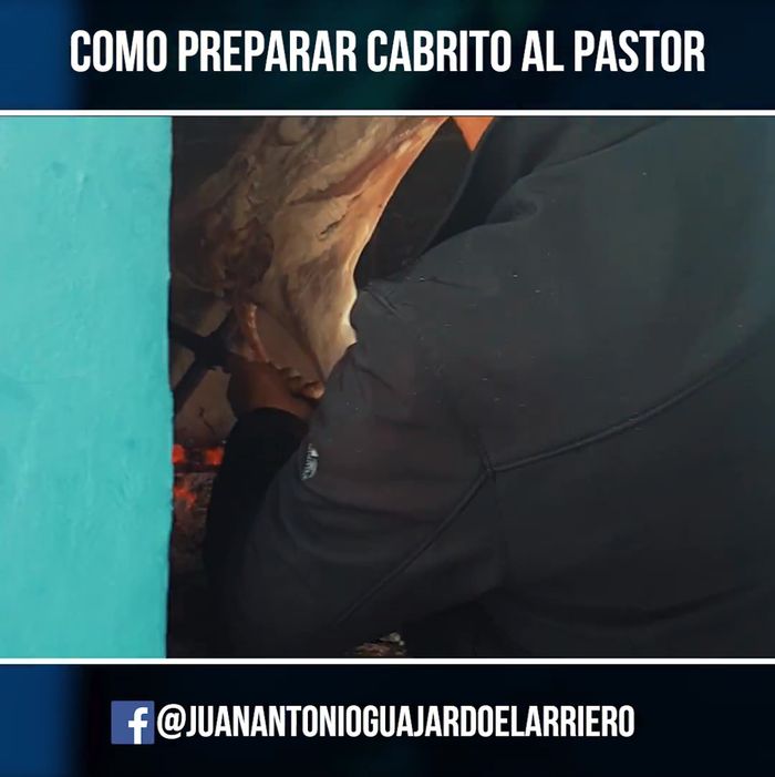 Colocar el cabrito sobre las brasas y dejarlo cocinar por 30 minutos en una posición.