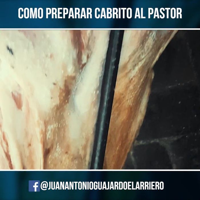 Dar vuelta al cabrito después de 30 minutos, manteniendo el fuego bajo.