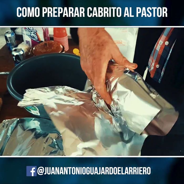Preparar la cabeza del cabrito: sazonar con sal y envolver en papel aluminio. Cocinar a un lado del cabrito.