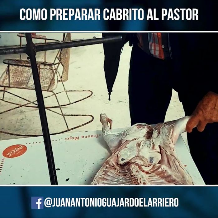 Colocar el cabrito en la parrilla y fijarlo con alambres.