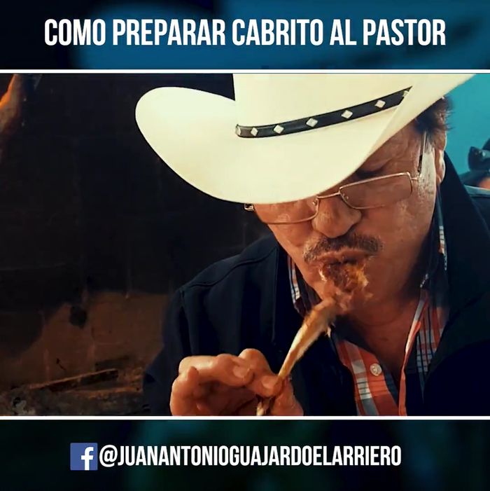 Después de aproximadamente 3 horas, retirar el cabrito del asador, quitar los alambres y servir.