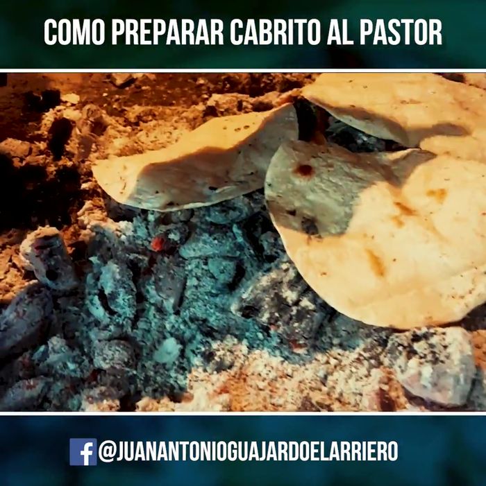 Calentar tortillas en la brasa.