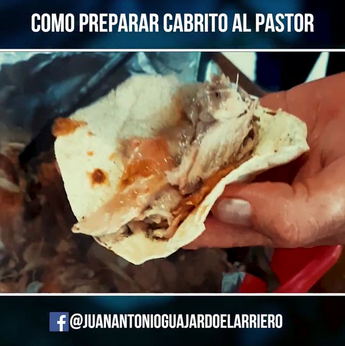 Servir el cabrito en tacos con la salsa borracha.