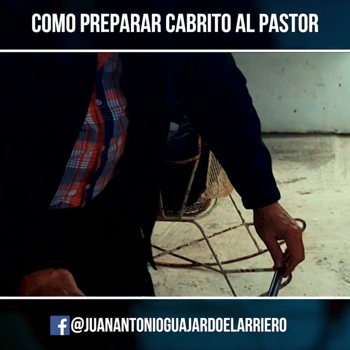 Sazonar el cabrito generosamente con sal.