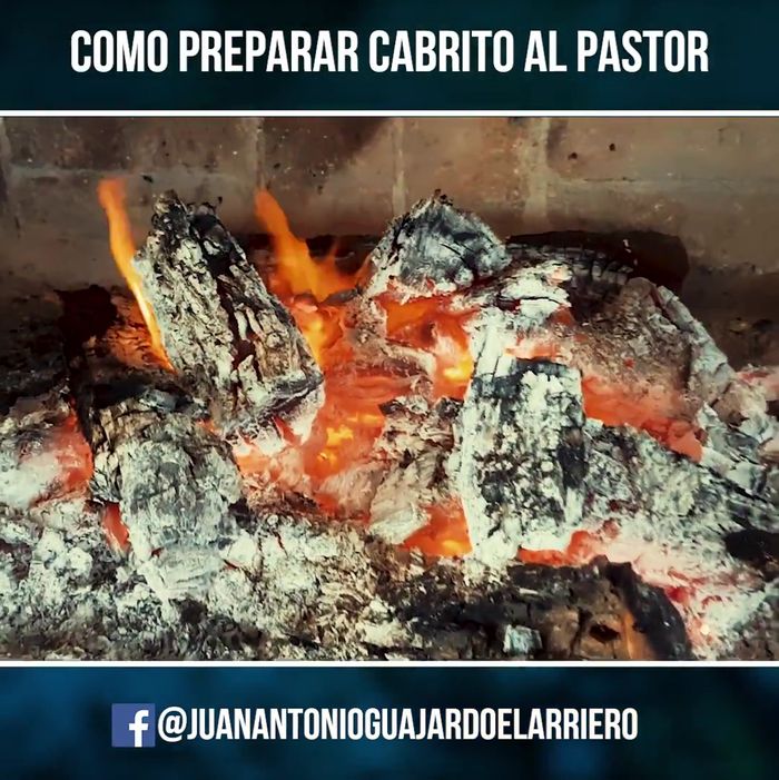 Preparar una cama de brasas, evitando exceso para evitar quemar el cabrito.