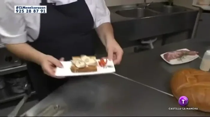 Decorar la tostada con la crema de boletus utilizando el biberón.