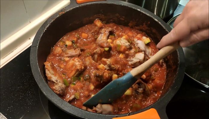 Tapar y cocinar a fuego lento hasta que el conejo esté tierno y los sabores se integren (aprox. 45 minutos - 1 hora).