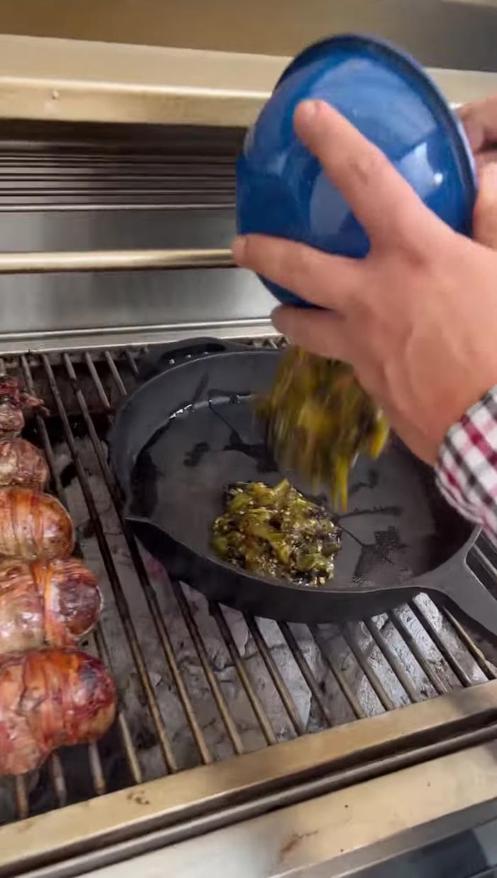 Para los machitos en salsa verde, coloca la salsa en un sartén sobre la parrilla. Agrega cerveza y deja evaporar un poco.