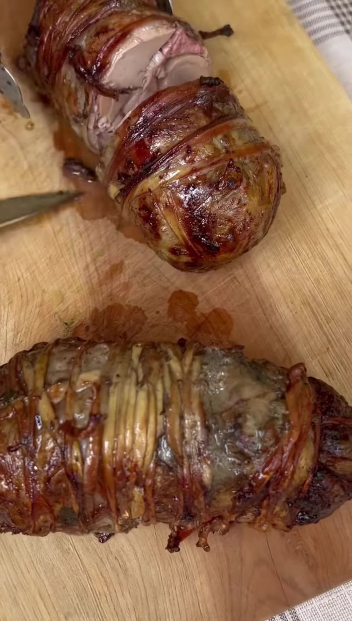 Retira los machitos del asador, córtalos en rodajas o cuadritos y agrégalos al sartén con la salsa.