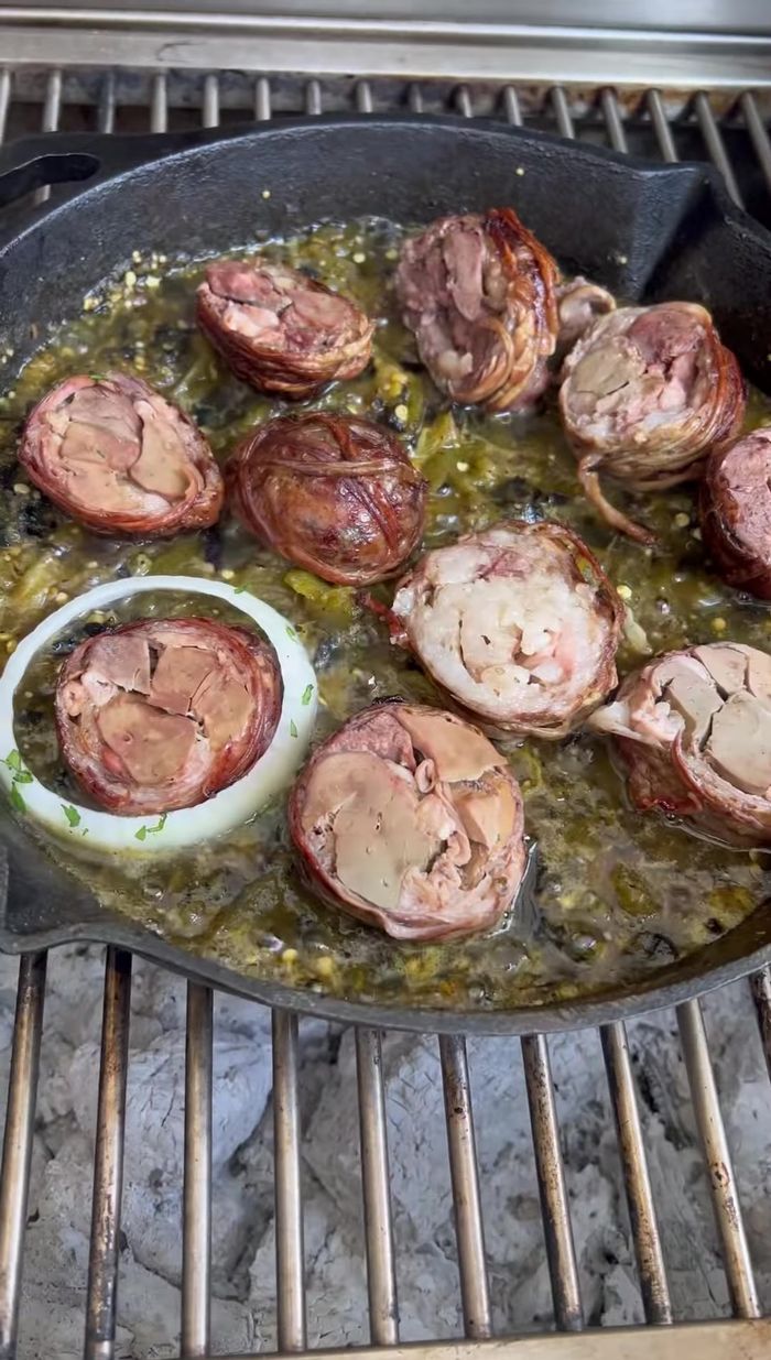 Agrega cebolla y cilantro (opcional) para finalizar.