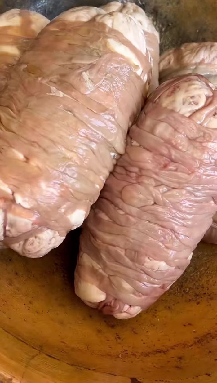 En una cazuela de madera sobre la parrilla, agrega los machitos, cebolla, ajo, agua (hasta cubrir), sal, sazonador, y orégano. Deja hervir.