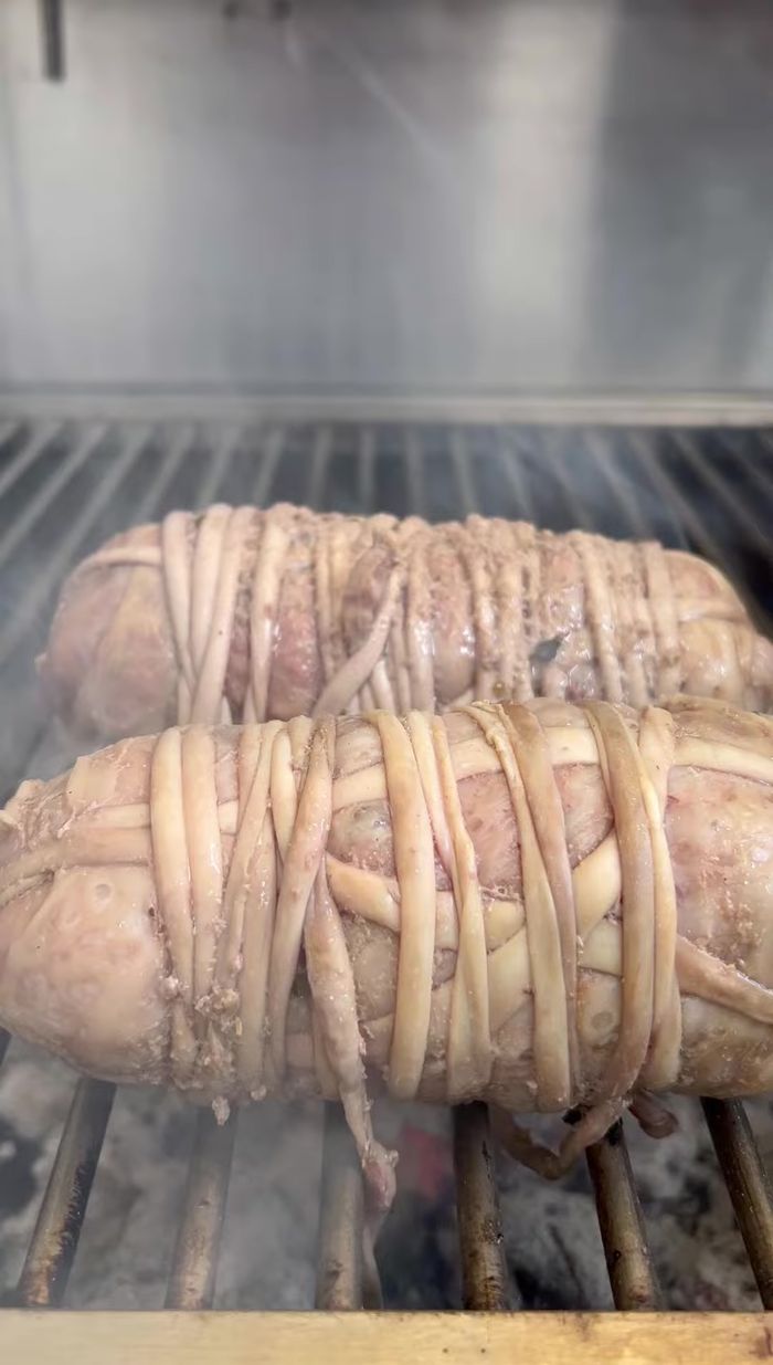 Una vez que los machitos hirvieron, pásalos a la parrilla del asador Badisa para que se doren. Tapa el asador y deja cocinar entre 30 y 35 minutos, cuidando que no se quemen.