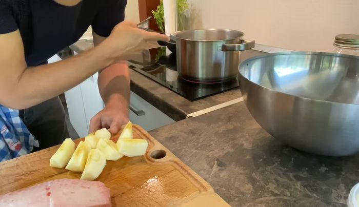 A los 10 minutos de cocción de las patatas, añadir la manzana pelada y sin corazón a la olla.