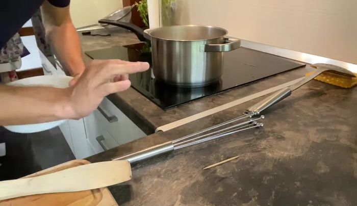 Una vez cocidas, retirar las patatas y la manzana del agua, escurrirlas y reservar el agua en un bol. Machacar las patatas y manzana cocidas.