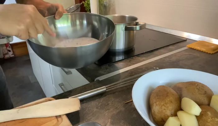 En otro bol, calentar la nata al baño maría junto con una cucharada de mantequilla hasta que se derrita completamente.