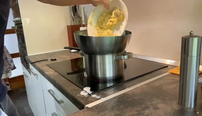 Añadir sal, pimienta y la mezcla de patata y manzana machacada a la nata y mantequilla derretida. Mezclar bien.