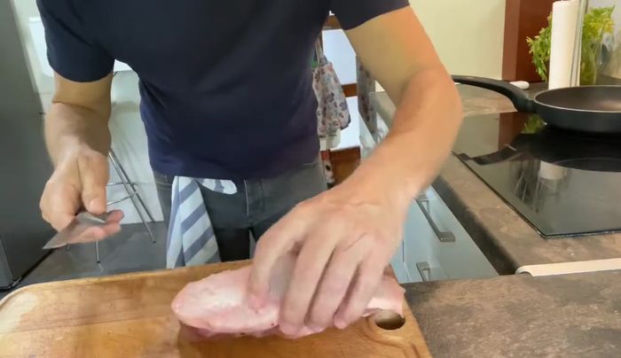 Hacer cortes superficiales en el magret de pato, sin llegar a la carne. Salpimentar.