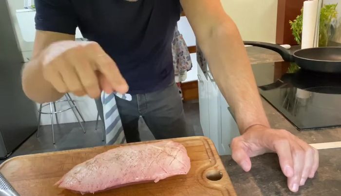 Cocinar el magret de pato en una sartén a fuego medio-bajo, con la parte de la grasa hacia abajo, hasta que la grasa se haya derretido. Girar y cocinar por el otro lado.