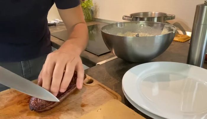 Cortar el magret en lonchas finas. El punto de cocción ideal es casi crudo o al punto.